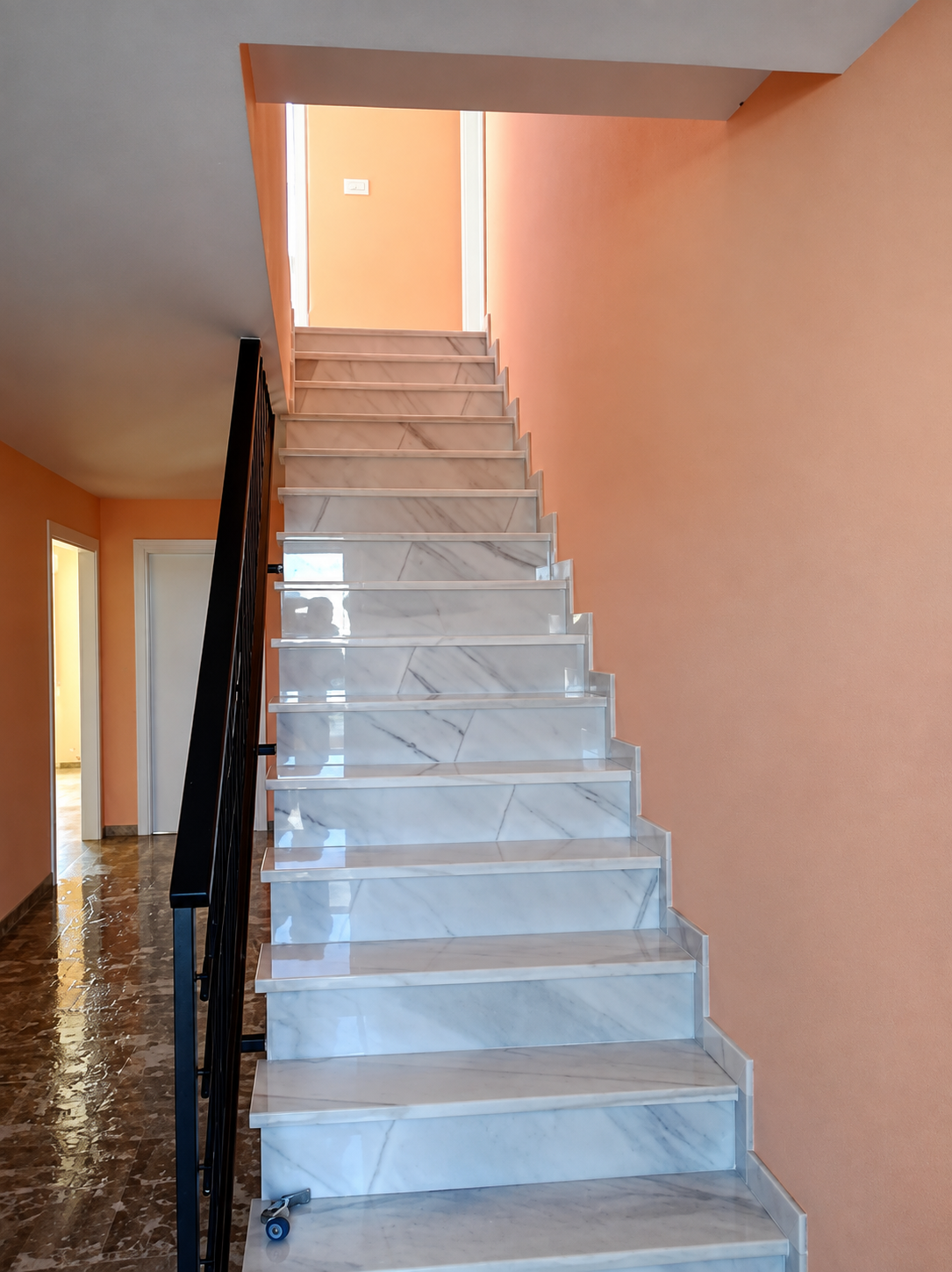 Limpieza de escaleras en Barcelona: escalera de mármol limpia y brillante